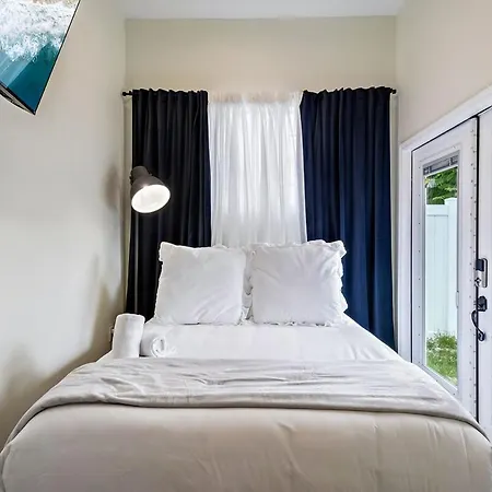 Central Gem Modern One Bedroom Oasis